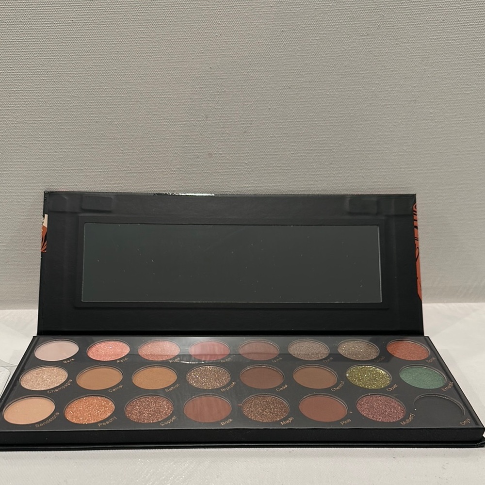 Beauty Evolved Modern Classics 24 Shade Eye Shadow Palette with Mirror.